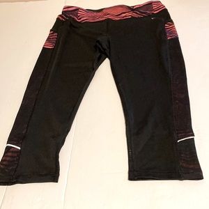 Danskin capri leggings lightly used size M black & pink